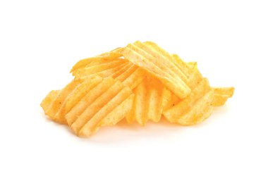 Beyaz arkaplanda patates cipsi