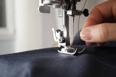 Dikiş makinesi, closeup kullanan kadın