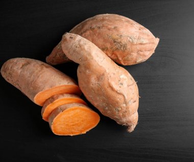 Koyu arka plan dilimleri ile tatlı patates