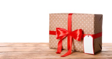 Beyaz arka plan karşı masada güzel hediye kutusu