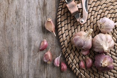 Hasır mat, üstten görünüm taze sarımsak