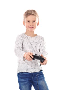 Beyaz arka plan üzerinde video oyun denetleyicisi ile sevimli çocuk