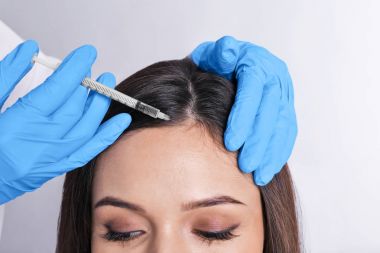 Açık renkli, portre saç sorun alıcı enjeksiyon ile genç kadın