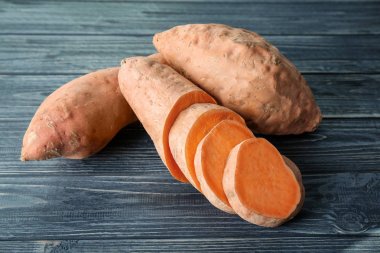 Ahşap masa dilimleri ile tatlı patates