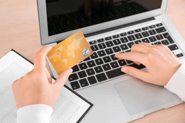 Femme avec carte de crédit et ordinateur portable à table, gros plan. Concept de magasinage Internet — Photo