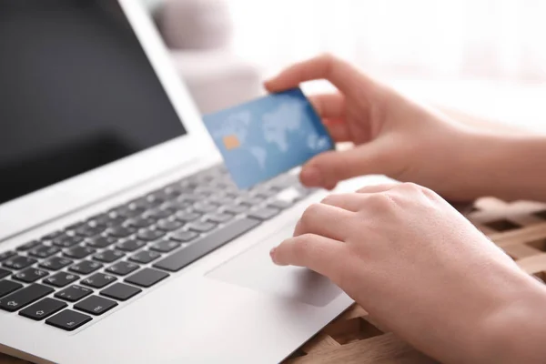 Γυναίκα που κρατά πιστωτική κάρτα ενώ χρησιμοποιείτε φορητό υπολογιστή, κινηματογράφηση σε πρώτο πλάνο. Έννοια αγορών στο διαδίκτυο — Φωτογραφία Αρχείου