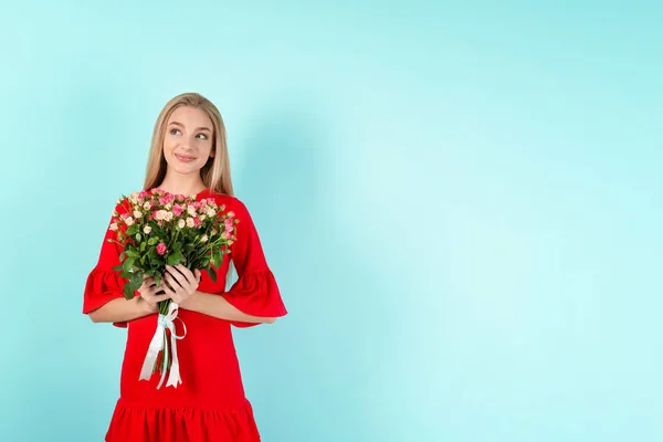 Mulher bonita com buquê de rosas no fundo de cor — Fotografia de Stock