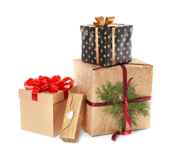 Hermosas cajas de regalo de Navidad sobre fondo blanco — Foto de Stock