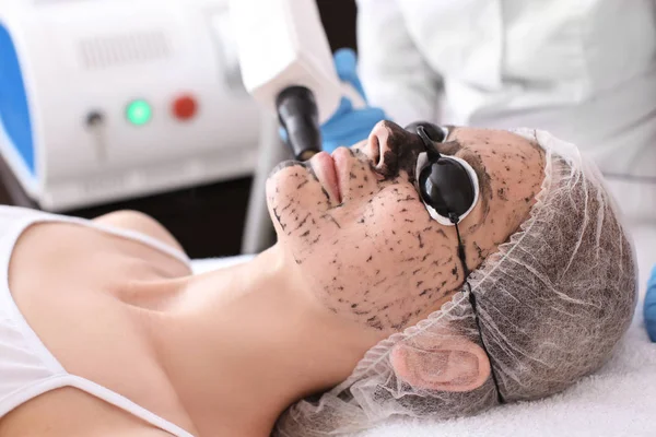 Jonge vrouw ondergaan carbon peeling procedure in salon — Stockfoto