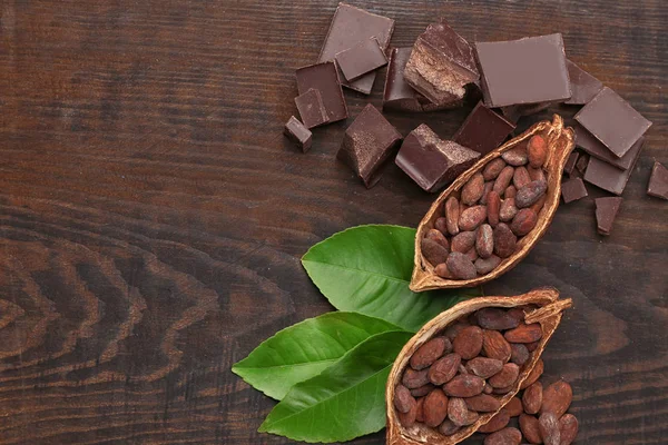 Složení s kakaových bobů na dřevěné pozadí, pohled shora — Stock fotografie