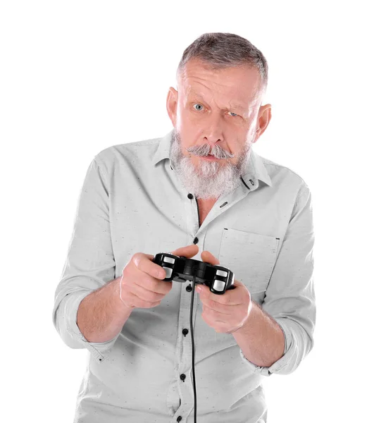 Emocional homem sênior jogando vídeo game no fundo branco — Fotografia de Stock