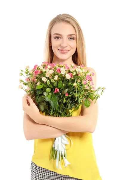 Mooie jonge vrouw met boeket rozen op witte achtergrond — Stockfoto