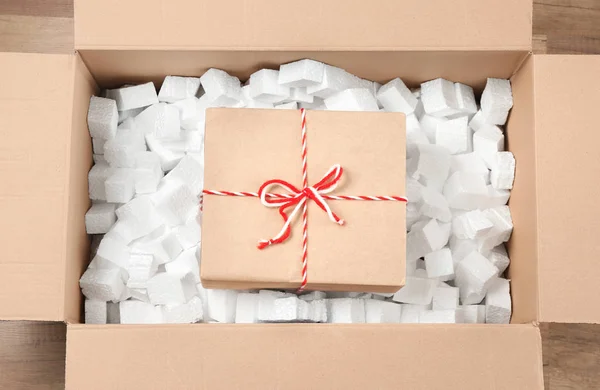 Skifte presentbox i kartong med fyllning — Stockfoto