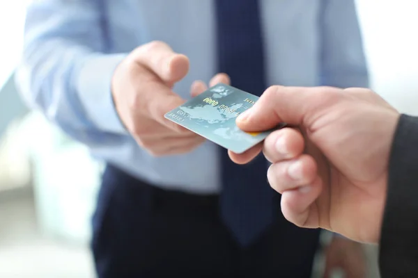 Affärsman ger kreditkort till människan, närbild — Stockfoto