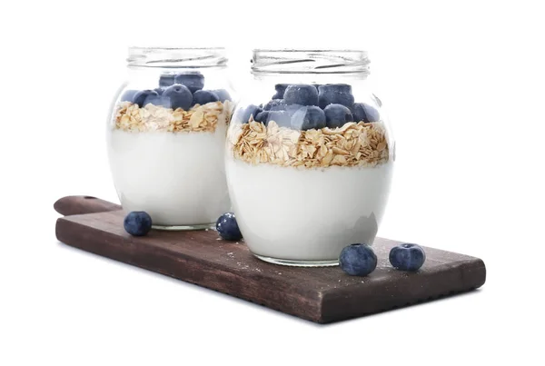 Yogurt con fiocchi d'avena e mirtillo in vasetti su fondo bianco — Foto Stock