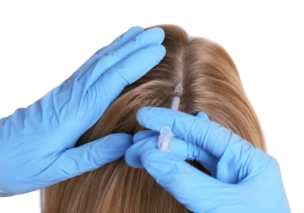 Mulher jovem com problema de cabelo recebendo injeção em fundo claro, close-up — Fotografia de Stock