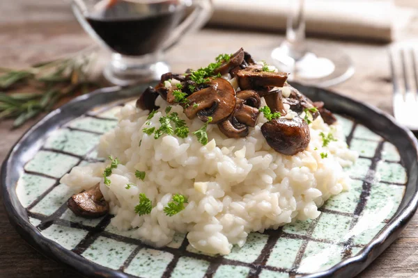 Plaat Met Heerlijke Risotto Champignons Tafel — Stockfoto