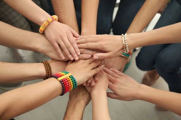 Orang meletakkan tangan bersama-sama sebagai simbol persatuan — Stok Foto