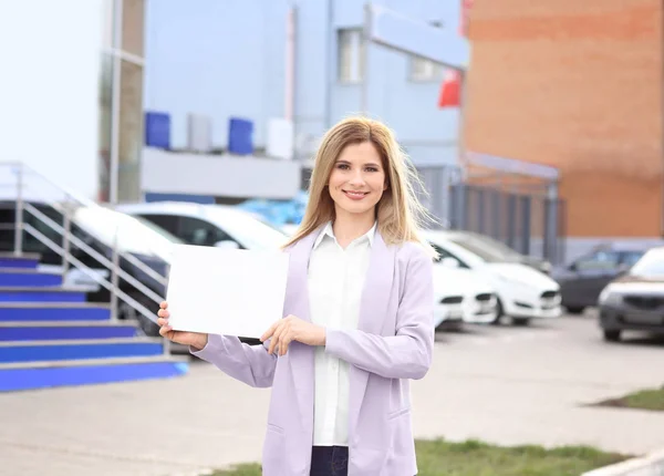 Proprietario dell'azienda che tiene carta bianca, all'aperto — Foto Stock