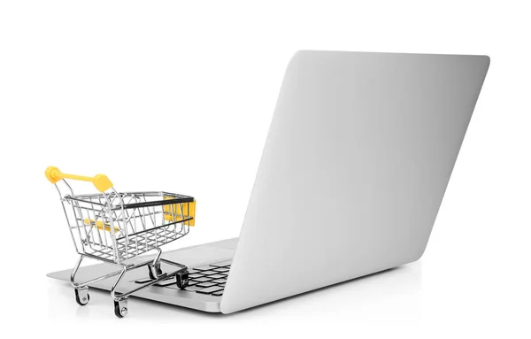 Portátil y pequeño carrito de compras sobre fondo blanco. Concepto de compras por Internet — Foto de Stock