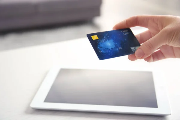 Wanita memegang kartu kredit di atas tablet. Konsep belanja internet — Stok Foto