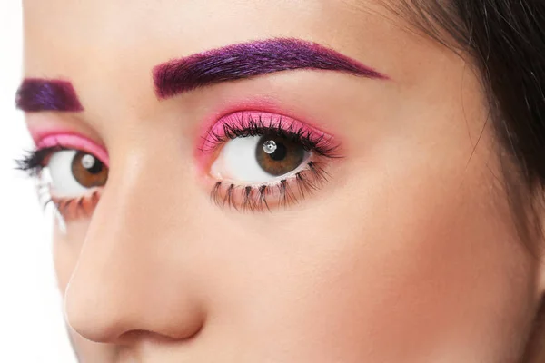 Ung kvinna med färgat ögonbrynen och kreativa makeup, närbild — Stockfoto