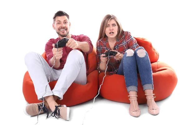 Casal emocional jogando videogame no fundo branco — Fotografia de Stock