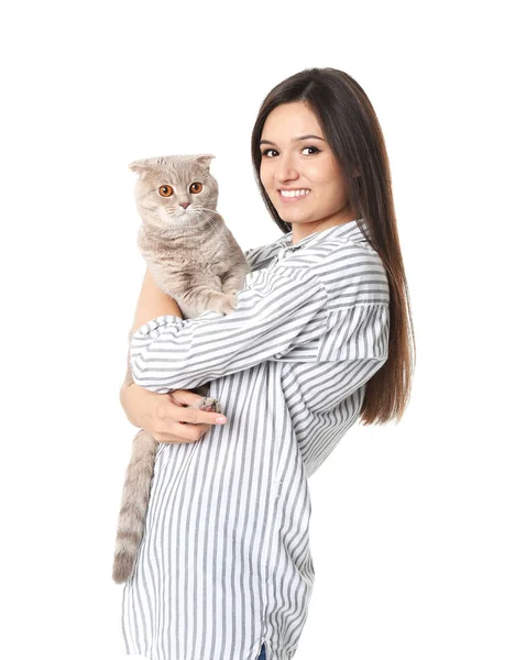 Jovem mulher com gato de estimação bonito no fundo branco — Fotografia de Stock