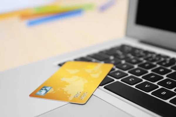 Credit card on laptop keyboard, closeup. Internet shopping concept — Stock Photo, Image