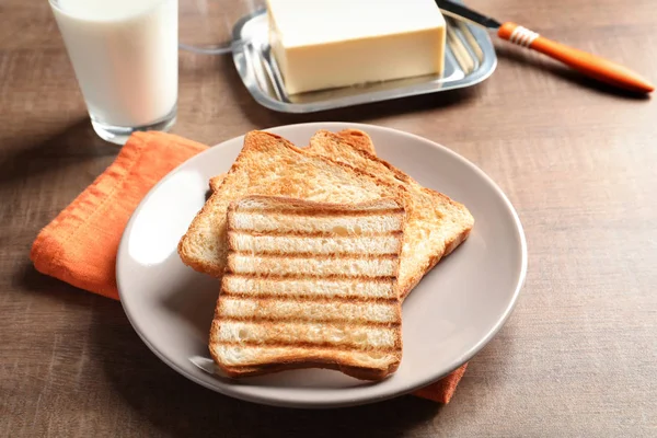 Tabak Bardak Süt Ahşap Masa Üzerine Tereyağı Ile Servis Ekmek — Stok fotoğraf