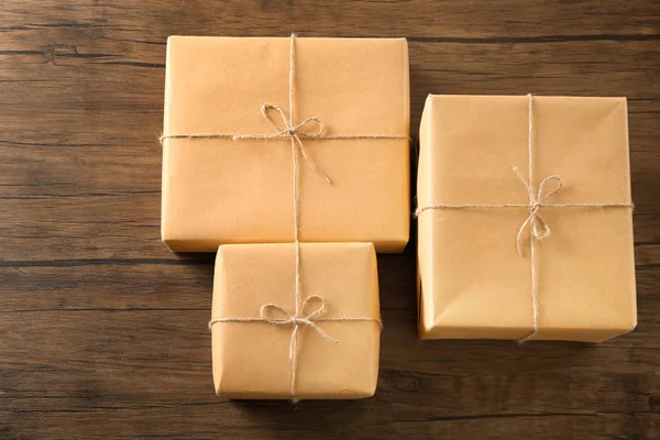 Cajas de regalo de paquete en mesa de madera —  Fotos de Stock