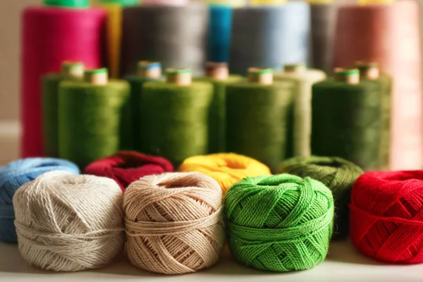 Ορισμός του χρώματος crocheting clews σε ράφι — Φωτογραφία Αρχείου