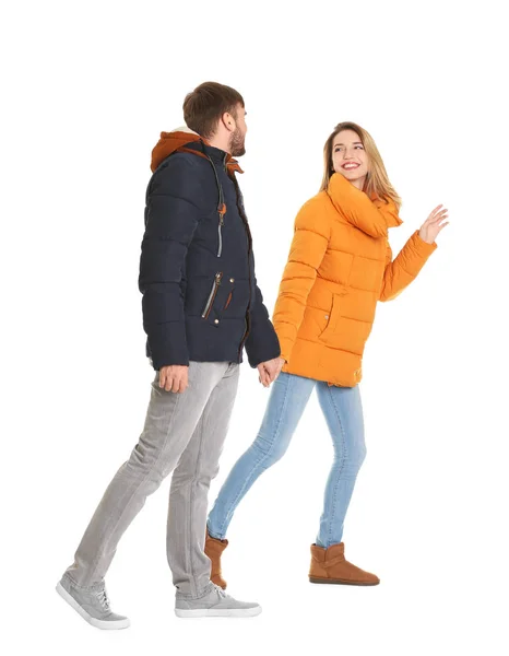Unga par i casual kläder promenader på vit bakgrund — Stockfoto