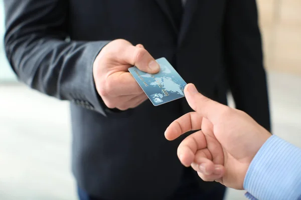 Homme d'affaires donnant carte de crédit à l'homme, gros plan — Photo
