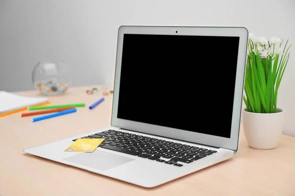 Laptop en creditcard op tafel. Internet shopping concept — Stockfoto