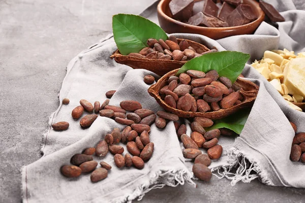Composición con diferentes productos de cacao sobre tela — Foto de Stock