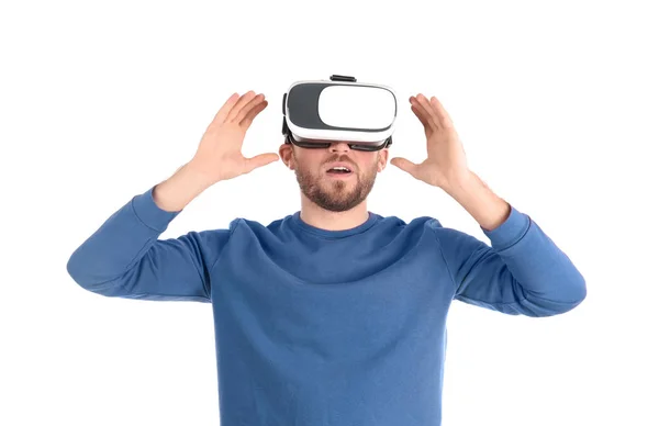 Hombre emocional con auriculares de realidad virtual sobre fondo blanco — Foto de Stock