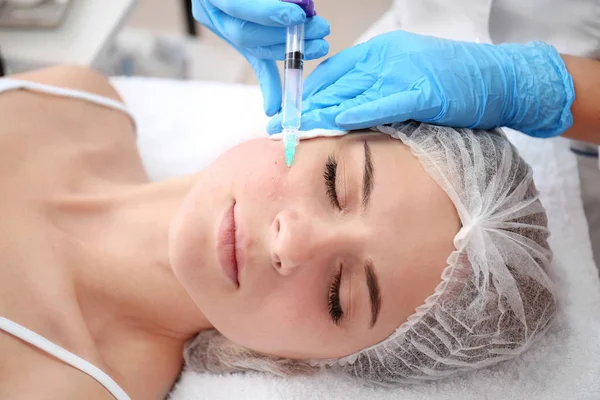 Kosmetyczka Dokonywanie wtrysku w kobiecej twarzy, zbliżenie. Biorevitalization procedury — Zdjęcie stockowe