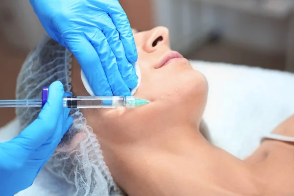 Esteticista a fazer injecção no rosto da mulher, close-up. Procedimento de biorvitalização — Fotografia de Stock