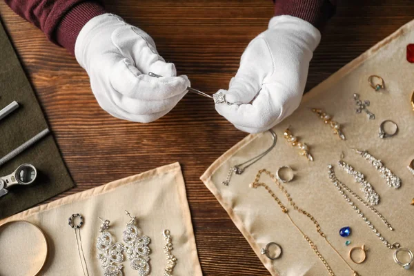 Juwelier arbeitet in Werkstatt, Nahaufnahme — Stockfoto