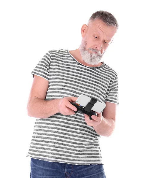 Homem sênior emocional com controlador de vídeo game em fundo branco — Fotografia de Stock