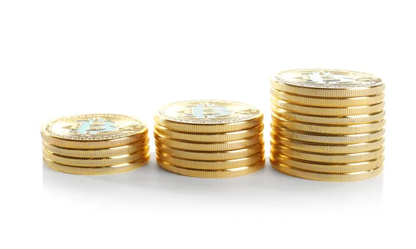 Stack di bitcoin d'oro su sfondo bianco — Foto Stock