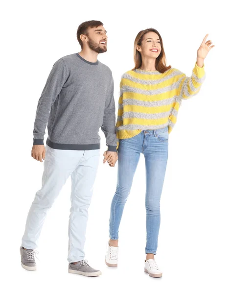 Pareja joven en ropa casual caminando sobre fondo blanco — Foto de Stock