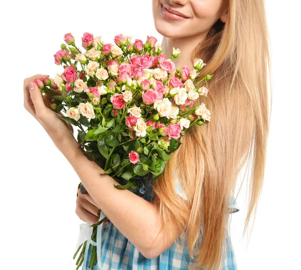Jonge vrouw met boeket rozen op witte achtergrond — Stockfoto