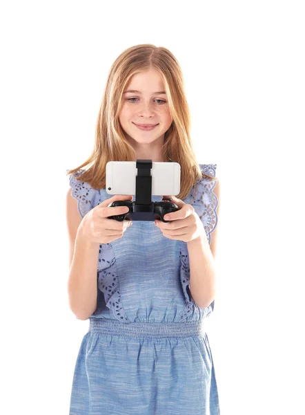 Adolescente com controlador de videogame para smartphone em fundo branco — Fotografia de Stock