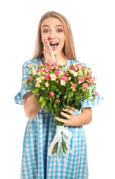 하얀 배경에 장미 꽃다발을 단 아름다운 젊은 여자 — 스톡 사진
