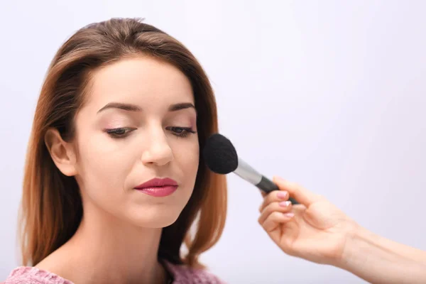 Maquillaje artista trabajando con hermosa modelo, primer plano — Foto de Stock