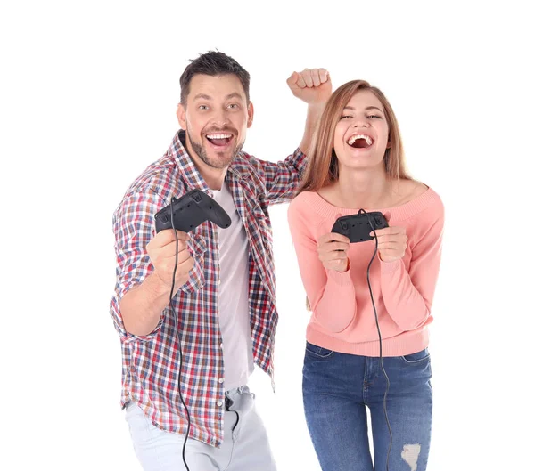 Gelukkige paar met video game controllers op witte achtergrond — Stockfoto