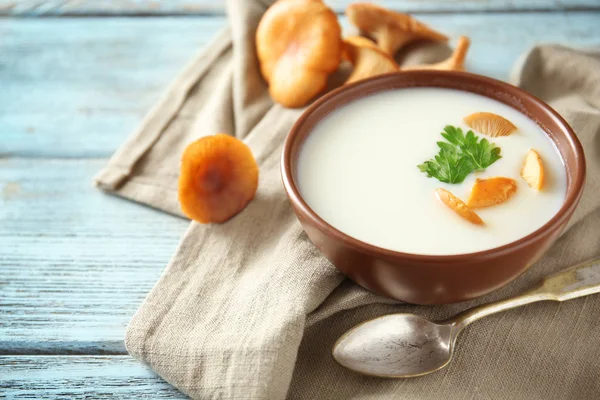 Mangkuk dengan sup jamur di atas meja — Stok Foto