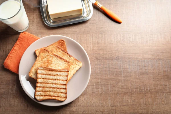Тарелка с хлебом на столе — стоковое фото